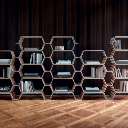 Libreria componibile MHC2 in legno curvato rivestito in Noce di Molteni & C
