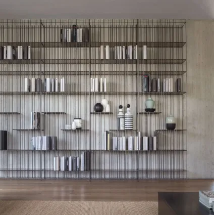 Libreria di design in metallo con ripiani in cristallo Metrica di Mogg