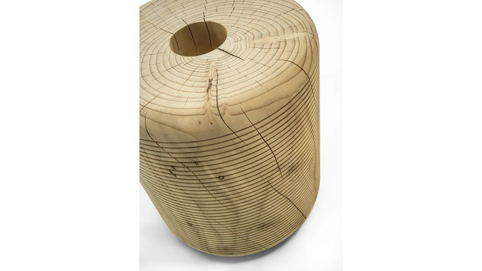 Sgabello Rock-etto in legno massello di cedro profumato che riproduce un rocchetto con il filo avvolto su di esso di Riva1920