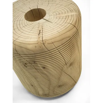 Sgabello Rock-etto in legno massello di cedro profumato che riproduce un rocchetto con il filo avvolto su di esso di Riva1920