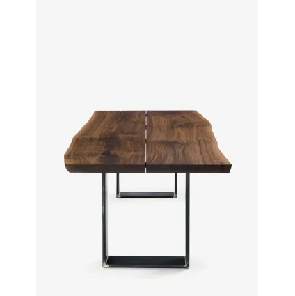 Tavolo Newton Plank in legno massello con bordi naturali e fuga centrale con gambe in ferro di Riva1920