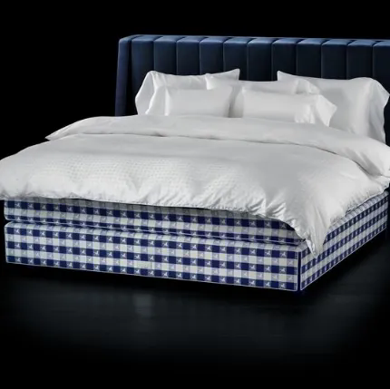 Letto in tessuto con testiera Drēmər Traditional Blue di Hastens