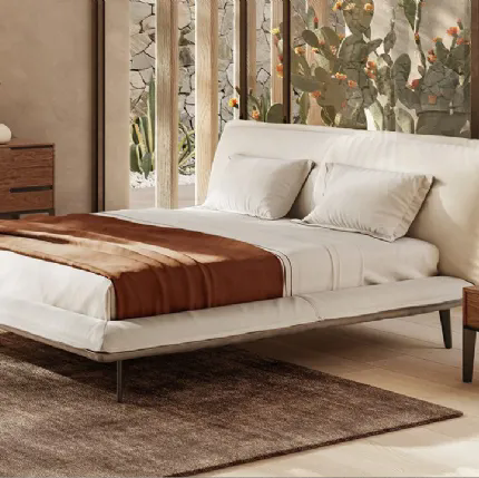 Letto matrimoniale con testiera imbottita Piuma di Natuzzi