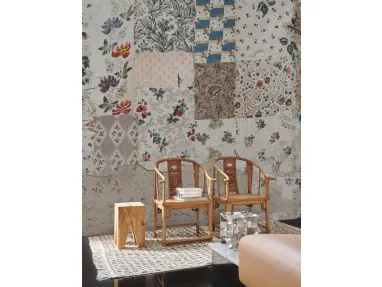 Carta da parati materica Tex-Tales con patchwork di tessuti strappati su un intonaco eroso dal tempo di Wall&Decò