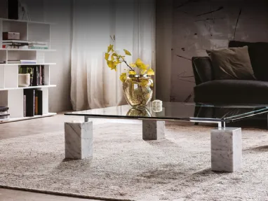 Tavolino con base in marmo e piano in cristallo Dielle di Cattelan Italia