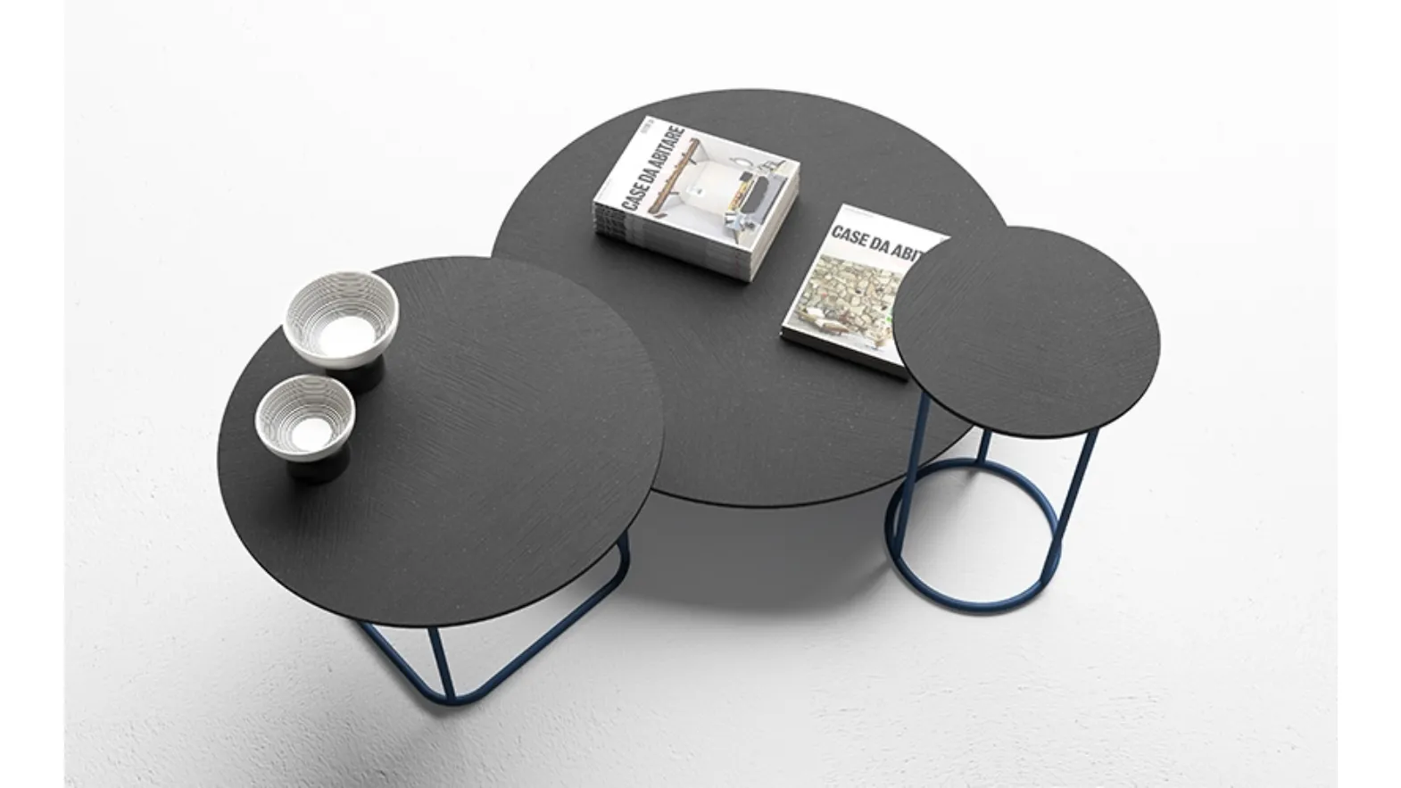 Tavolini con top in cemento antracite Circus di Minotti Italia