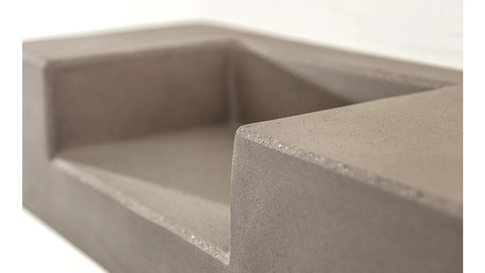 Mensola Concrete in cemento fibrorinforzato di Minotti Italia