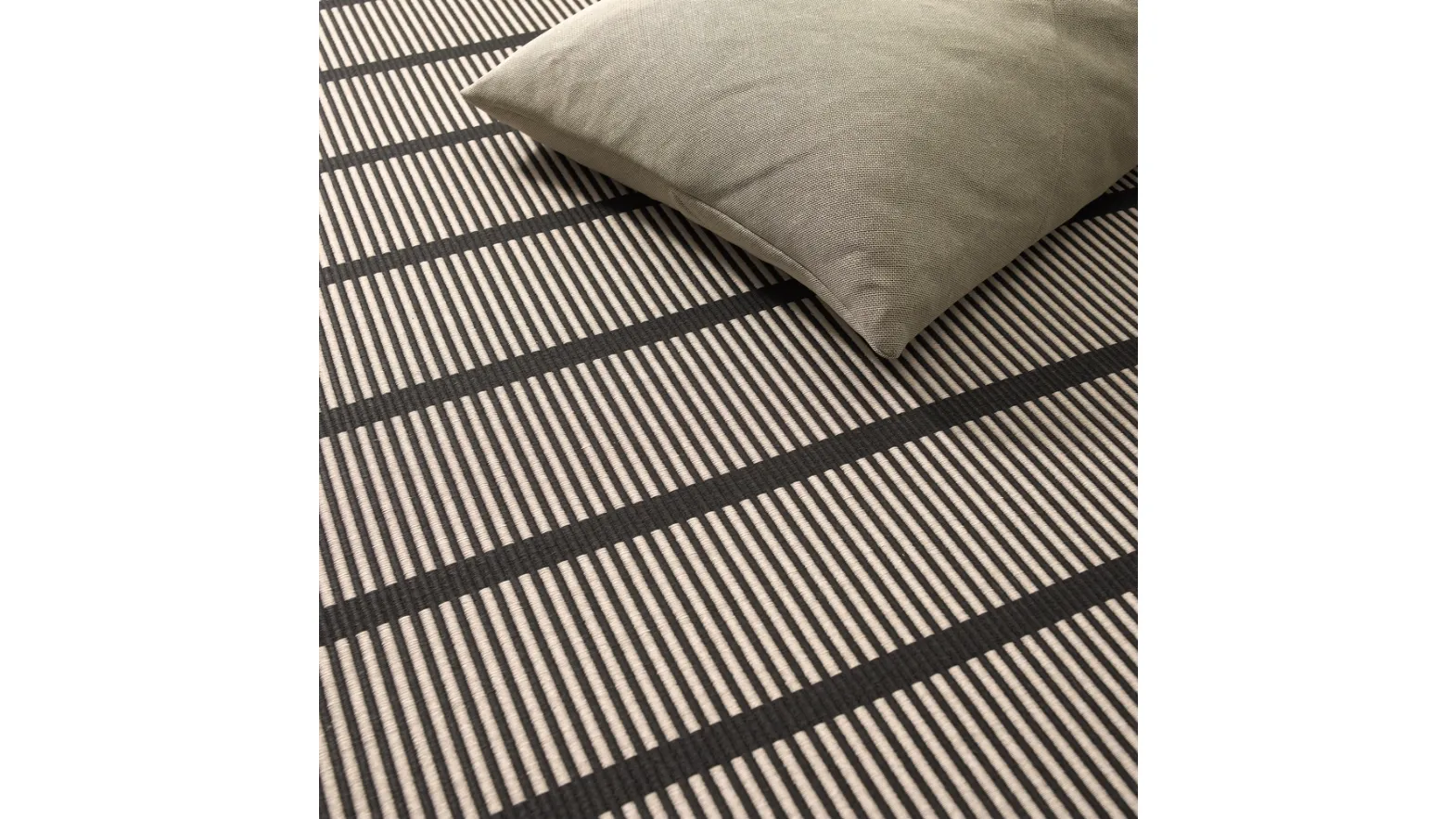 Tappeto Cut Stripe di Woodnotes