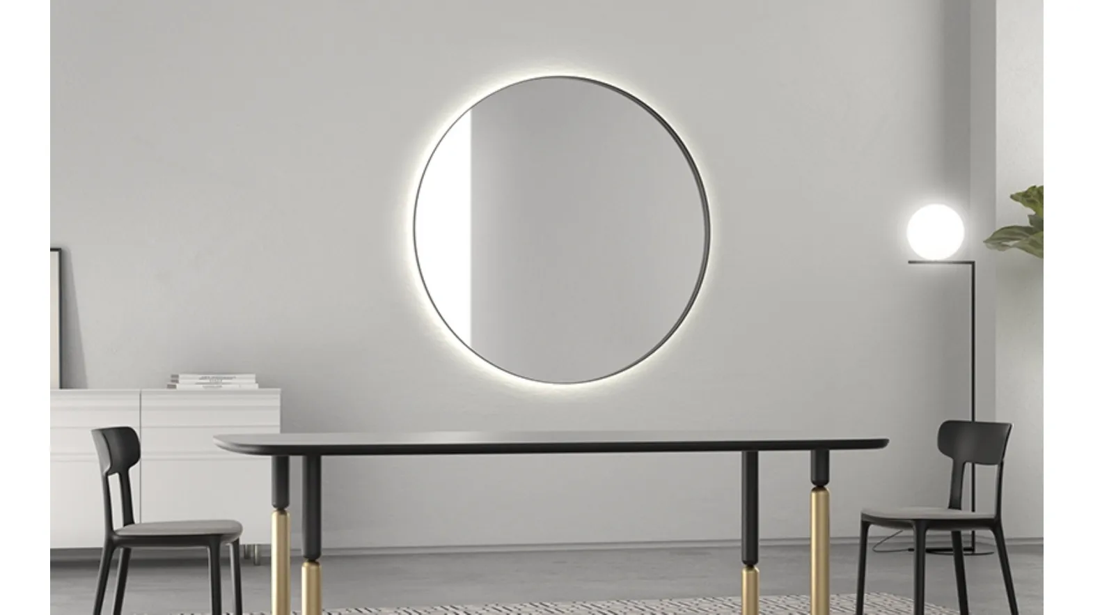 Specchio Full Moon di grandi dimensioni con cornice in metallo di Minotti Italia