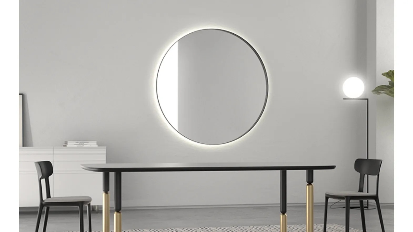 Specchio FullMoon di grandi dimensioni con cornice in metallo di Minotti Italia