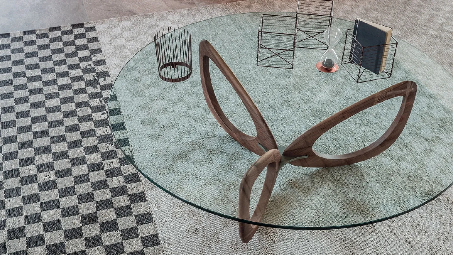 Tavolino con base in legno e piano in cristallo Helix di Cattelan Italia