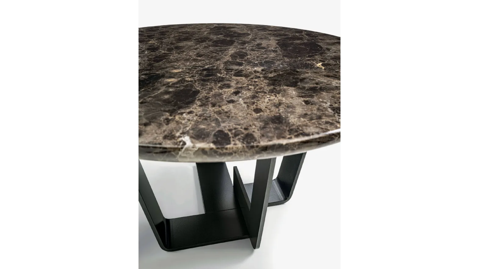 Tavolino rotondo Kohi Marble con top in marmo e base in ferro di Riva1920