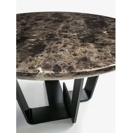 Tavolino rotondo Kohi Marble con top in marmo e base in ferro di Riva1920