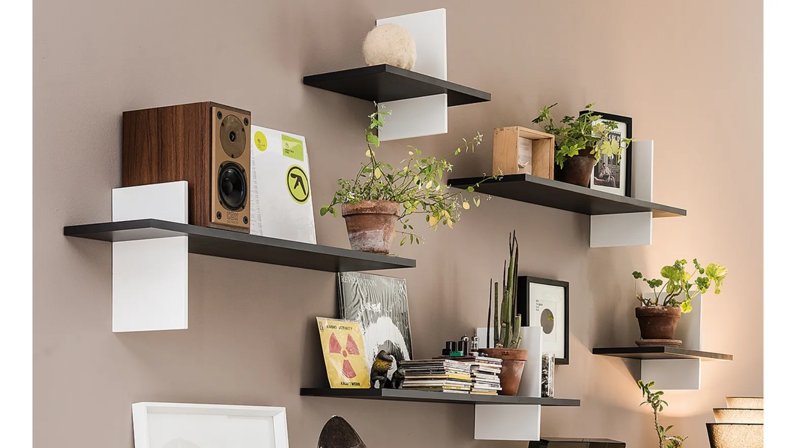 Mensola componibile Cross dal design minimalista ed essenziale di Cattelan Italia
