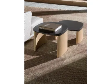 Tavolino Cleo Coffee Table con top in laccato effetto metallo  e base in legno di Molteni & C