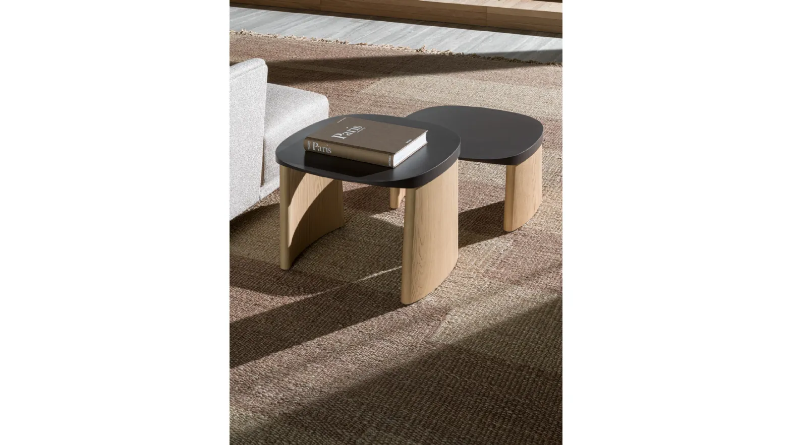 Tavolino Cleo Coffee Table con top in laccato effetto metallo  e base in legno di Molteni & C