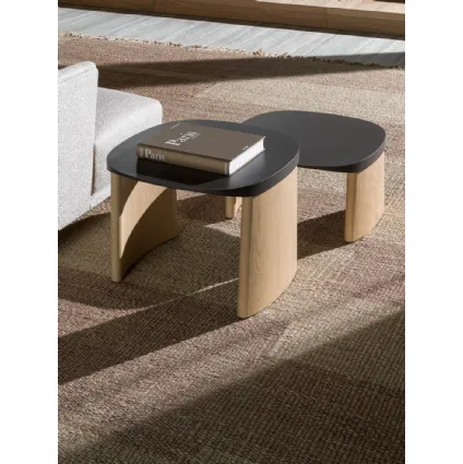 Tavolino Cleo Coffee Table con top in laccato effetto metallo  e base in legno di Molteni & C