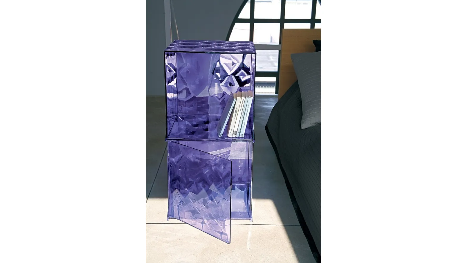 Cubo Contenitore impilabile in plexiglas con anta Optic di Kartell