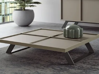 Tavolino in legno laccato con base in metallo Otis di Doimo Salotti
