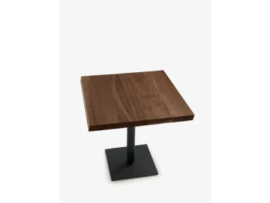 Tavolino Pebbles Small con top quadrato in legno massello e base in ferro di Riva1920