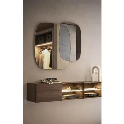 Specchio Oltre formato da tre specchi con finitura argento, fumé e piombo di Pianca