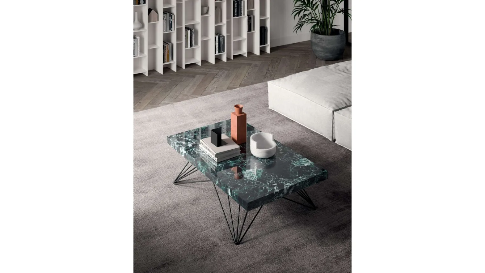 Tavolino multifunzione Radius con top in marmo e base in metallo di Ozzio
