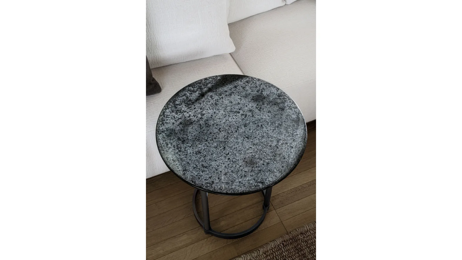 Tavolino rotondo con top in pietra lavica Regent di Molteni & C