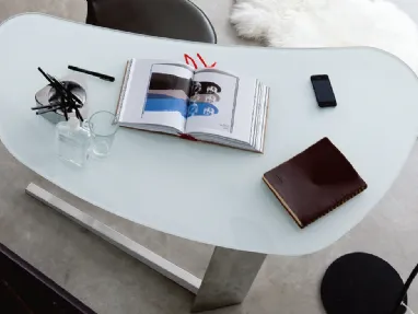 Scrittoio Island con base in acciaio e piano in cristallo temperato verniciato bianco di Cattelan Italia