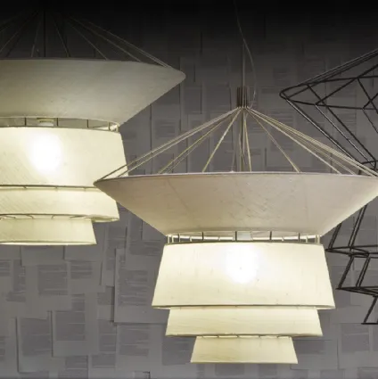 Lampada a sospensione costituita da una griglia tridimensionale in acciaio verniciato parzialmente rivestita in tessuto Bolero di Cattelan Italia