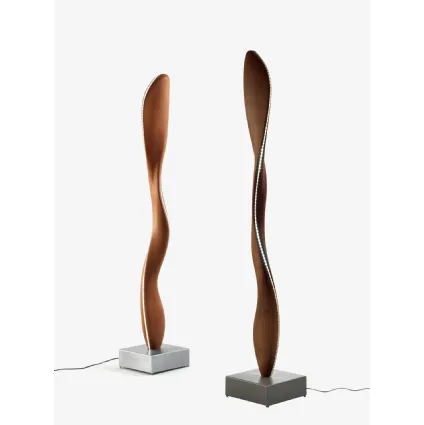 Lampada Fiamma Lamp dal design scultoreo interamente realizzata in legno massello di Riva1920