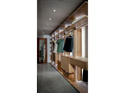 Cabina Armadio Avant Open in listellare e legno massello con interni in cedro profumato di Riva1920