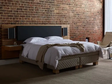 Letto con testiera Audio in tessuto imbottito e legno di Duxiana