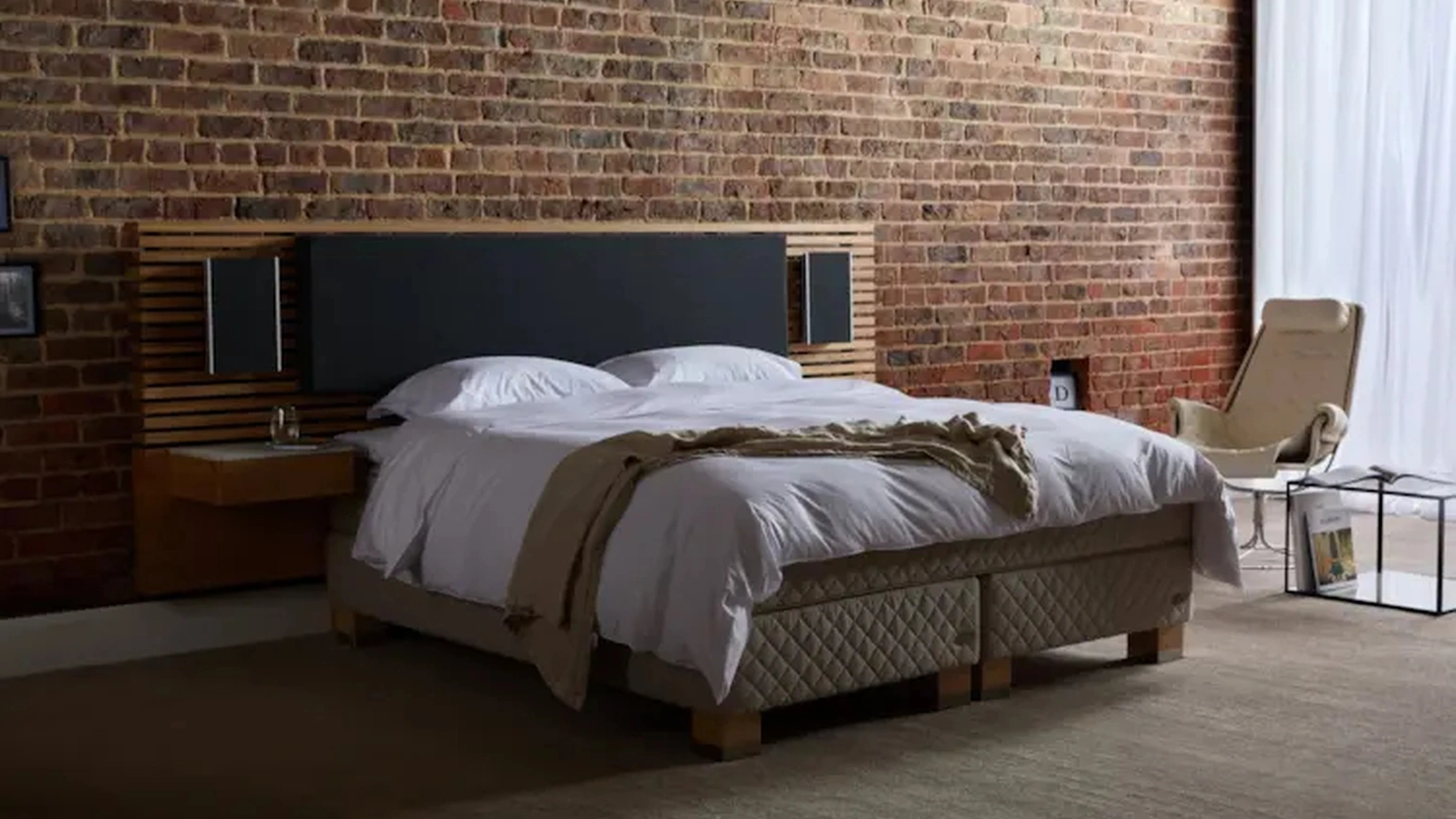 Letto con testiera Audio in tessuto imbottito e legno di Duxiana