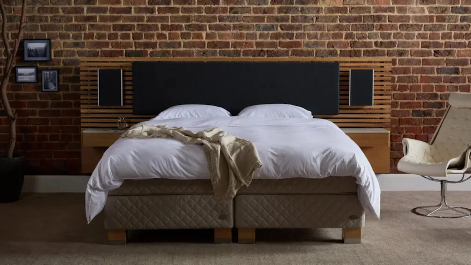 Letto con testiera Audio di Duxiana