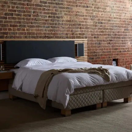 Letto con testiera Audio in tessuto imbottito e legno di Duxiana