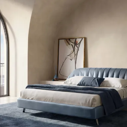 Letto di design in pelle con testiera Cala di Natuzzi