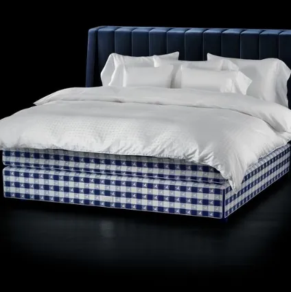 Letto in tessuto con testiera Drēmər Traditional Blue di Hastens