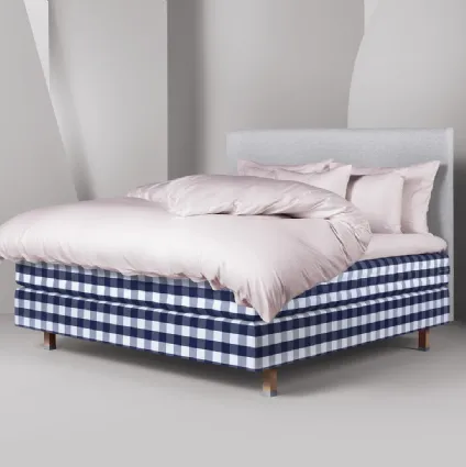 Letto Eala moderno con piedi in legno e testiera imbottita di Hästens