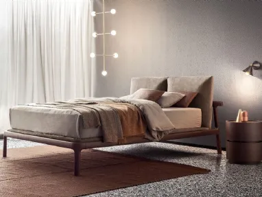 Letto in legno massello con testiera in tessuto imbottito Fushimi di Pianca