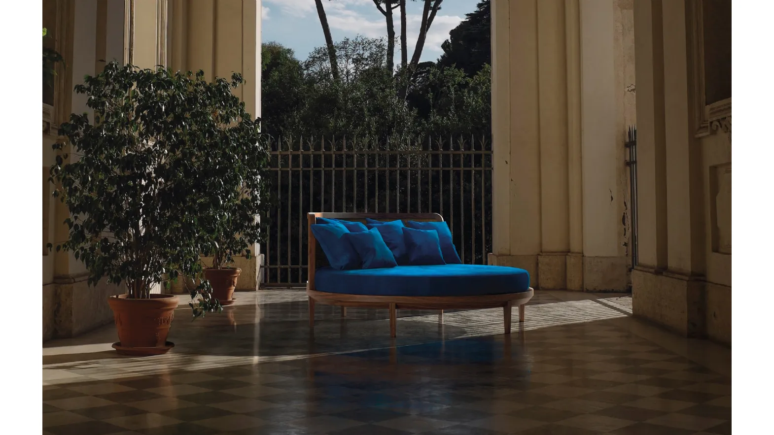 Letto rotondo di design Giotto in noce canaletto di Midsummer Milano
