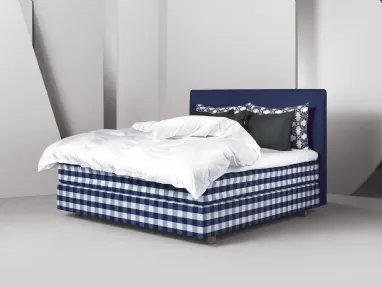 Letto Herlewing con testiera imbottita e di tessuto blu dal gusto moderno di Hästens
