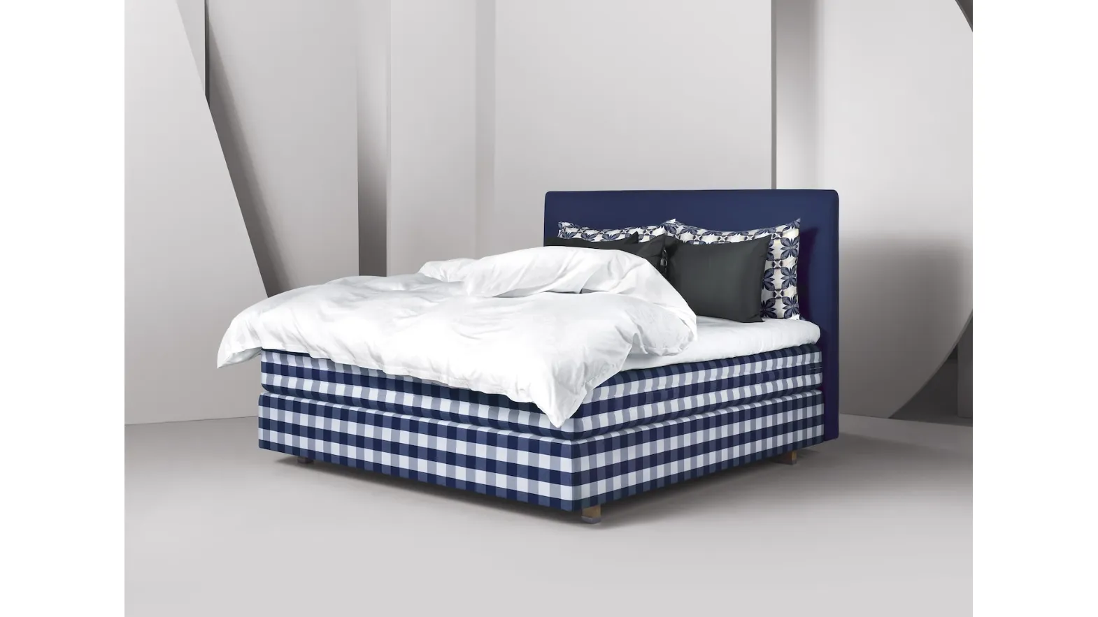 Letto Herlewing con testiera imbottita e di tessuto blu dal gusto moderno di Hästens