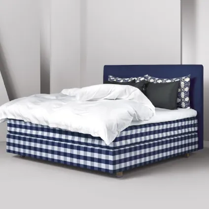 Letto Herlewing con testiera imbottita e di tessuto blu dal gusto moderno di Hästens