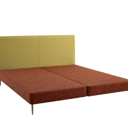 Letto in tessuto con testiera Barcelona Headboard di J-Marshall