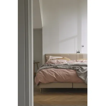 Letto No 3 Plus Pillow Top in tessuto con testiera di J-Marshall