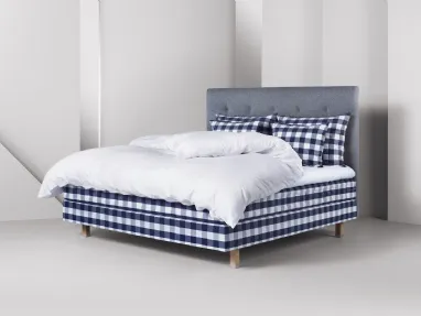 Letto Maranga dal comodo materasso e di gusto moderno con testiera imbottita e di colore grigio chiaro di Hästens