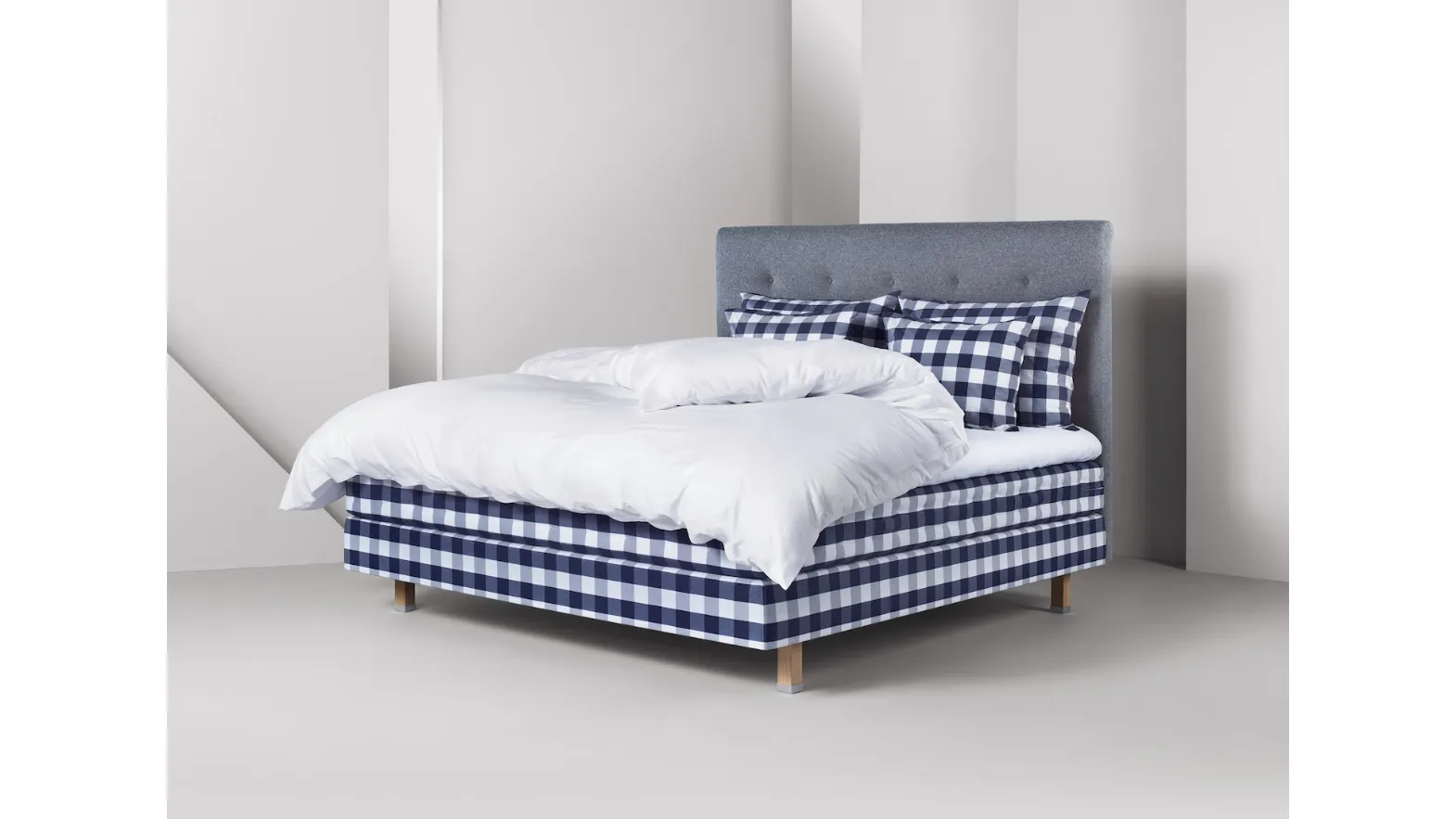 Letto Maranga dal comodo materasso e di gusto moderno con testiera imbottita e di colore grigio chiaro di Hästens