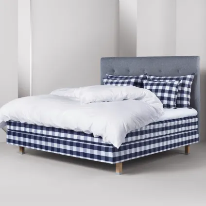 Letto Maranga dal comodo materasso e di gusto moderno con testiera imbottita e di colore grigio chiaro di Hästens