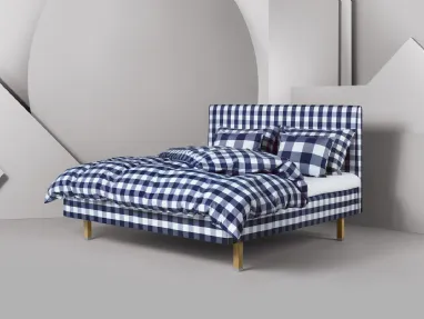 Letto Marquis in materiali naturali e con testiera in stile moderno di Hästens