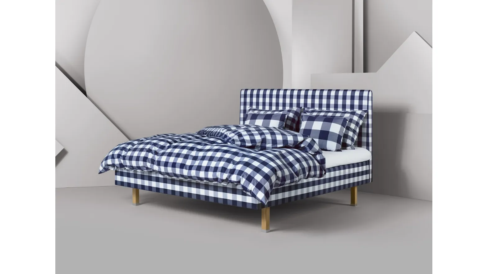 Letto Marquis in materiali naturali e con testiera in stile moderno di Hästens